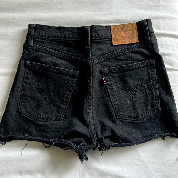 Levi’s Ribcage Shorts - Picture 3 of 5